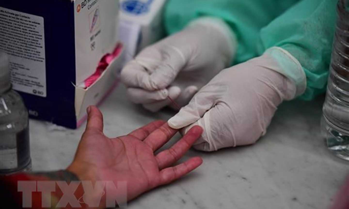 Nhân viên y tế lấy mẫu xét nghiệm COVID-19 tại Buenos Aires, Argentina, ngày 24/4/2020. (Ảnh: AFP/TTXVN)