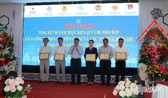 Khen thưởng tập thể và cá nhân.