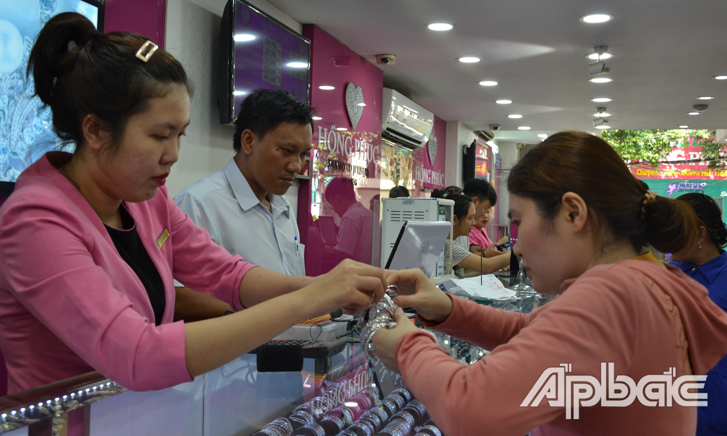Khách hàng cần cân nhắc trước khi quyết định mua vào hay bán ra.