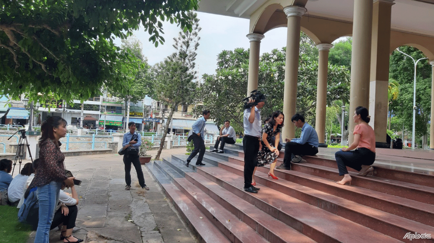 Học viên sôi nổi làm việc nhóm