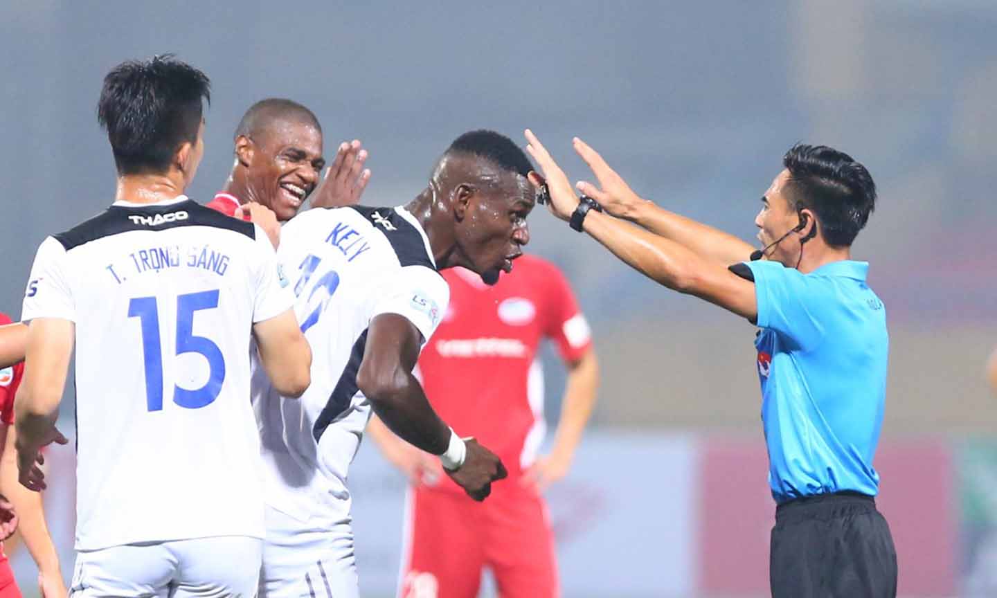 Trọng tài V-League mắc lỗi vì sai sót chuyên môn, không phải do tư tưởng lệch lạc và bán độ. (Ảnh: Nguyên An/Vietnam+) 