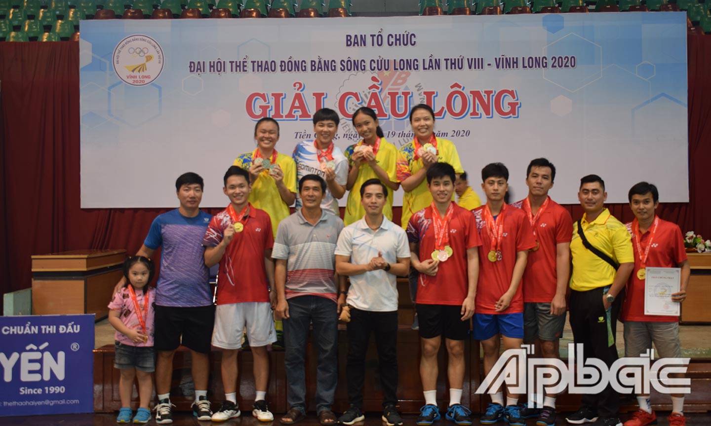 Đội Cầu lông Tiền Giang đoạt hạng Nhất toàn đoàn tại Giải Cầu lông - Đại hội Thể thao ĐBSCL lần thứ VIII - Vĩnh Long. Ảnh: Ngọc An