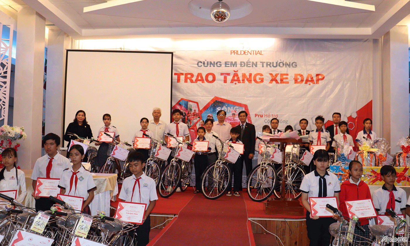 Đại diện các ban ngành trao tặng xe đạp