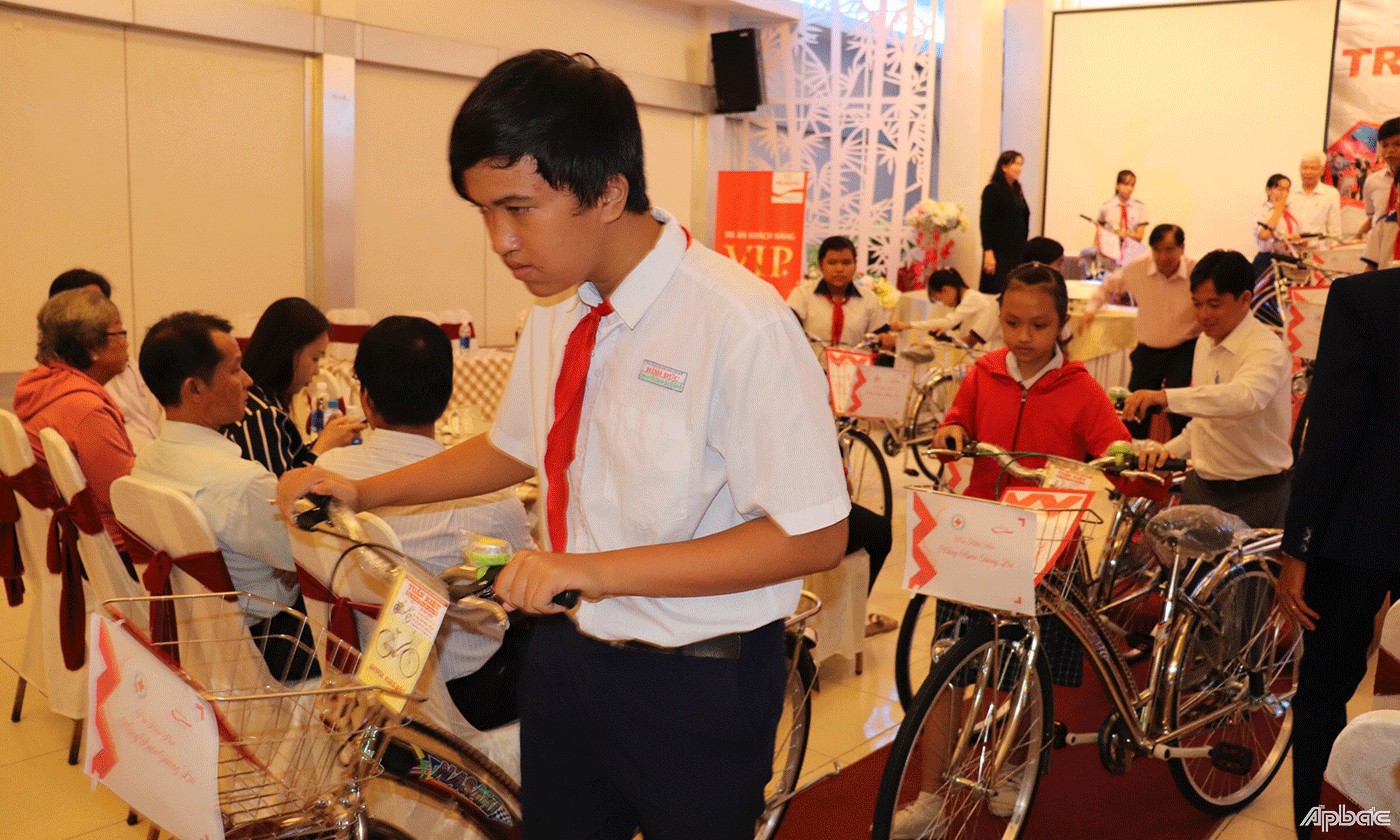 các em nhận xe đạp mới