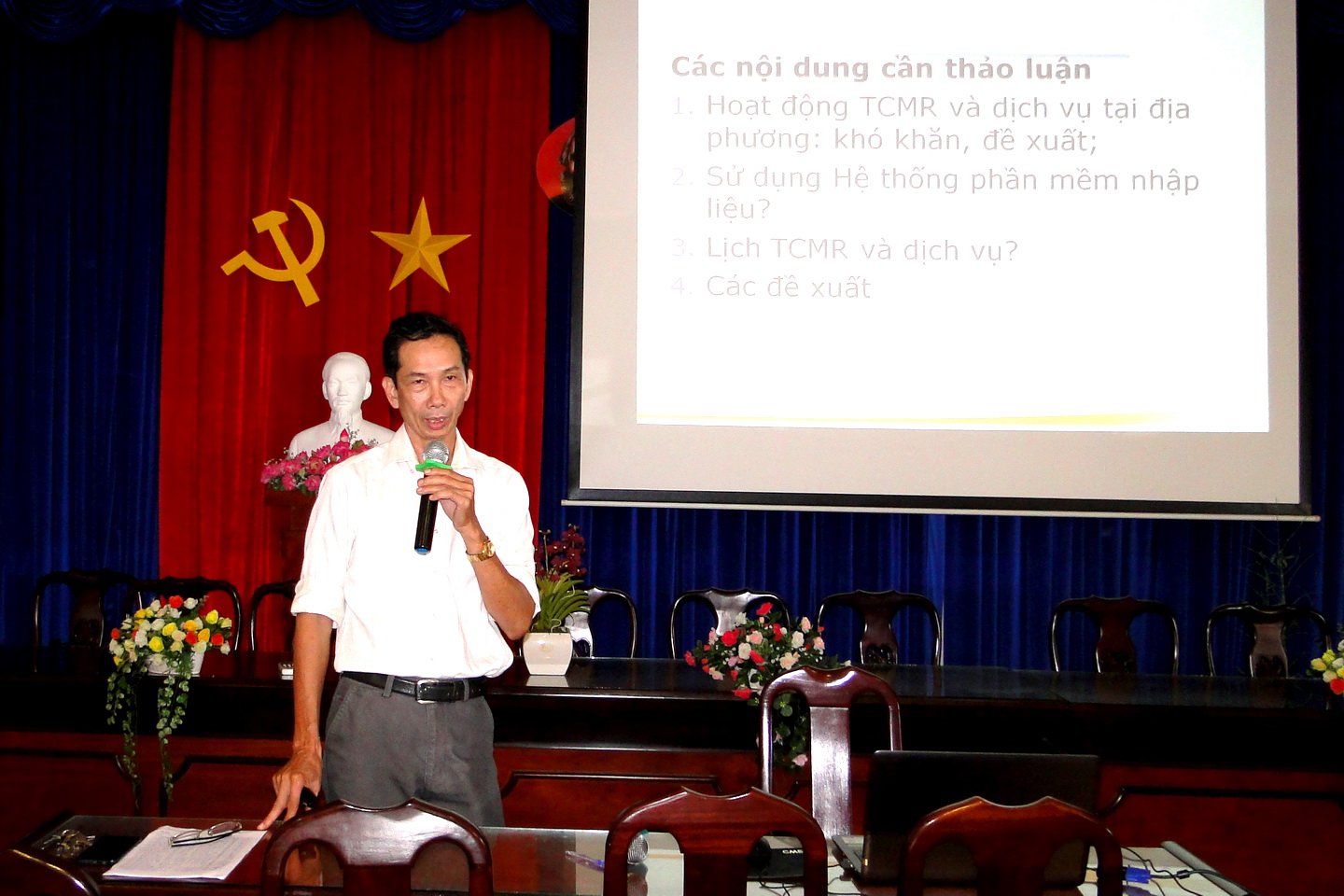 BSCKII. Lê Đăng Ngạn, Phó Giám đốc TTKSBT, cập nhật kiến thức về tiêm chủngcho học viên..