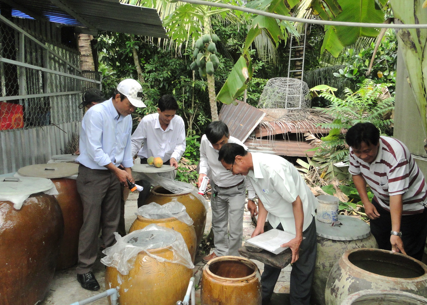 Cán bộ Trung tâm kiểm soát bệnh tật giám sát sau chiến dịch diệt lăng quăng của xã Đông Hòa Hiệp