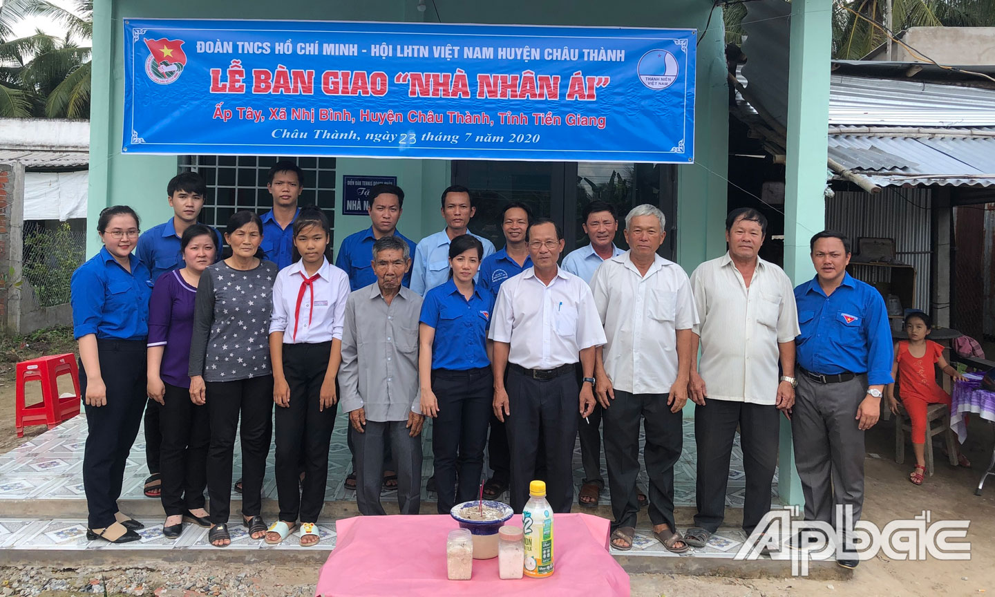 Quang cảnh bàn giao “Nhà nhân ái”.