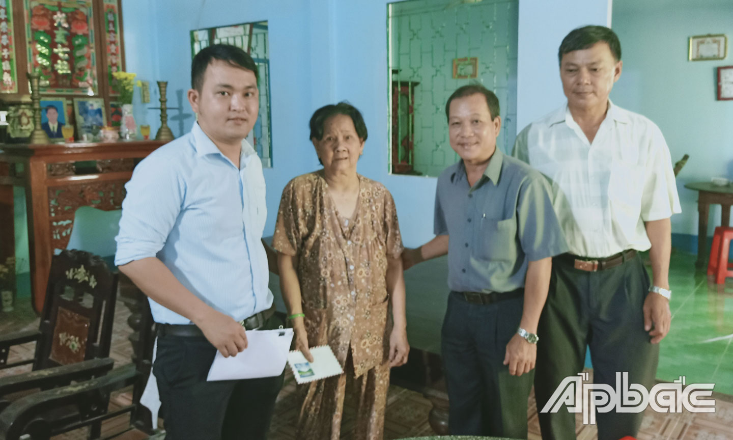 Đoàn thăm, tặng quà tại xã Tân Hội Đông.