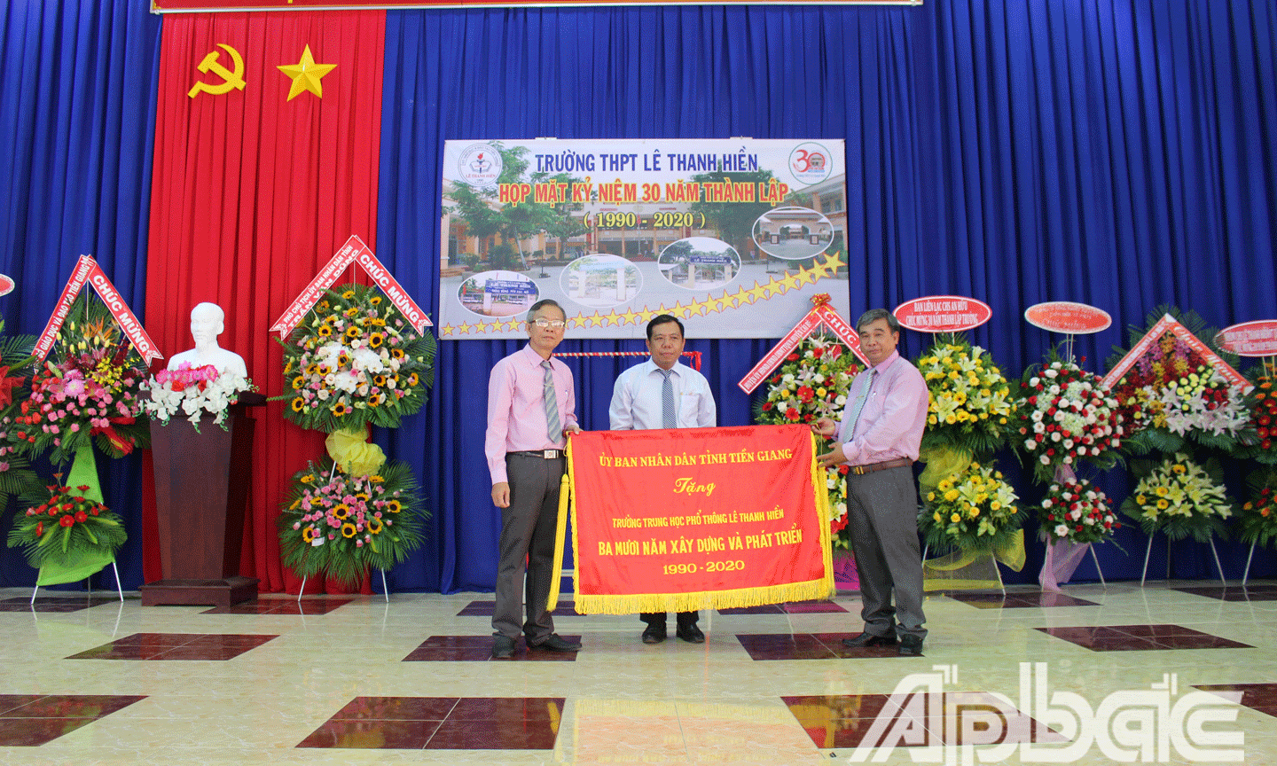 Trường THPT Lê Thanh Hiền nhận bức trướng của UBND tỉnh Tiền Giang. 