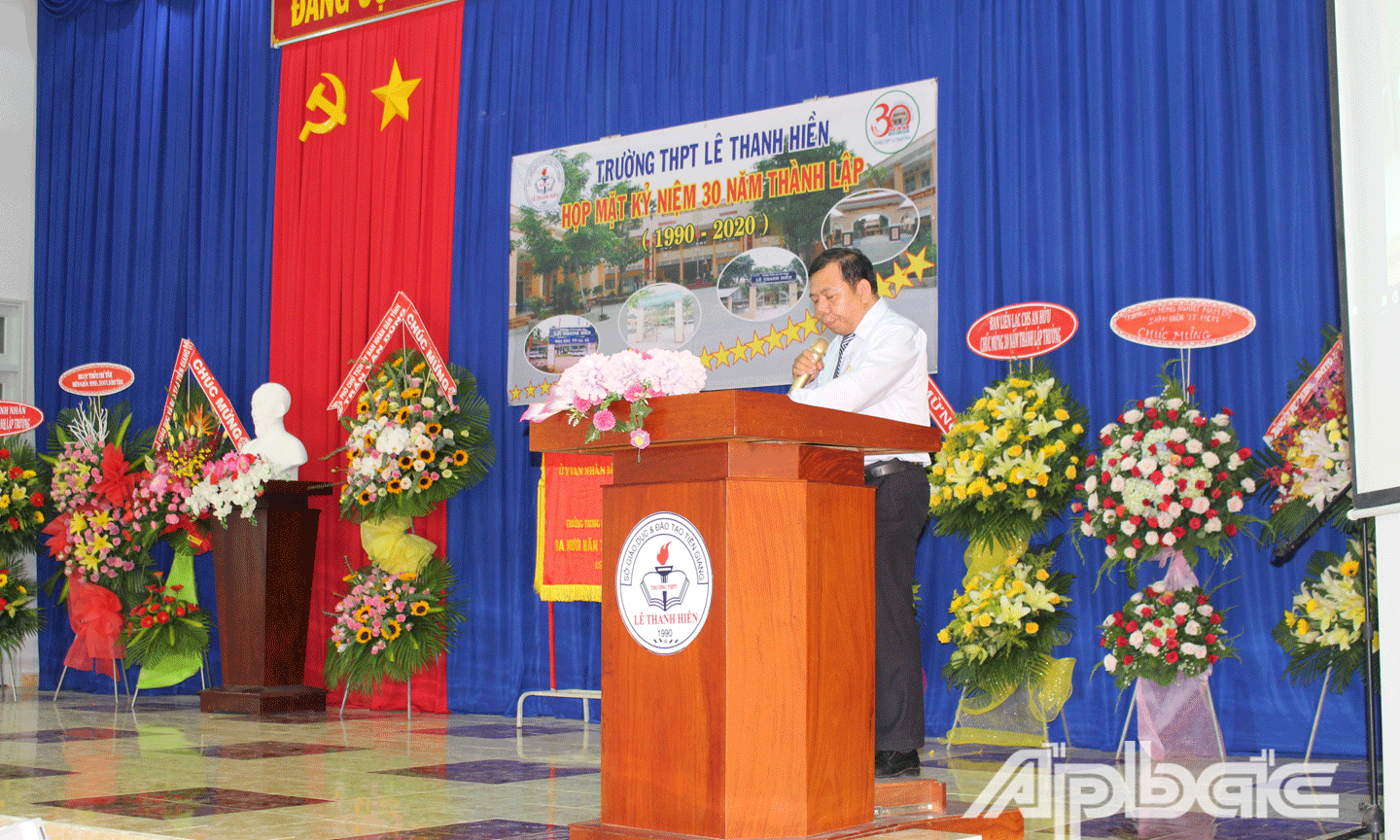 Phó Giám đốc Sở GD-ĐT Võ Văn Hiếu phát biểu tại lễ kỷ niệm. 