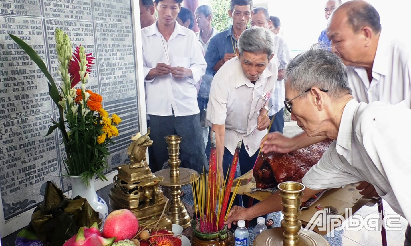 : Lễ giỗ liệt sĩ tại nhà bia ghi danh liệt sĩ xã Tam Bình, huyện Cai Lậy  