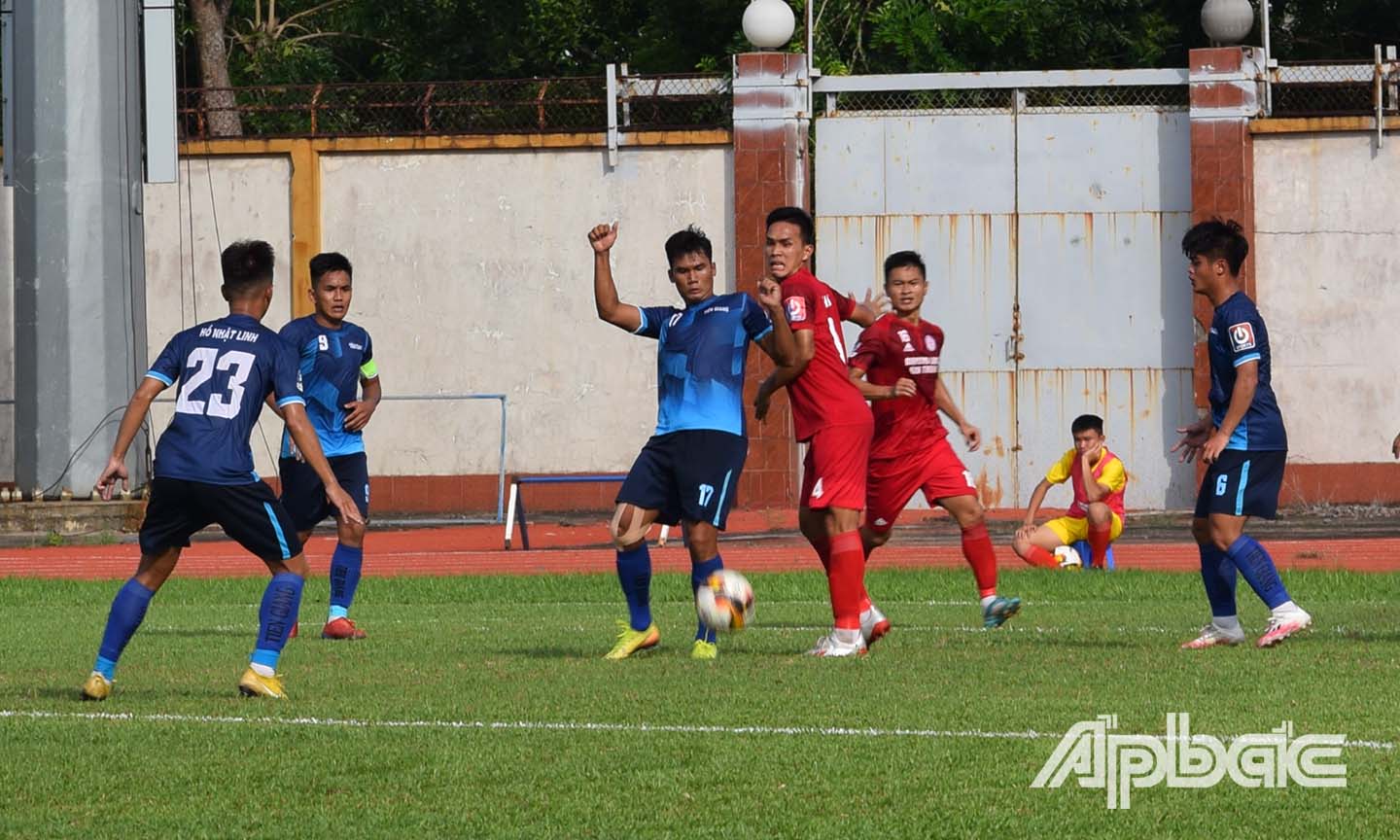 Tiền Giang (áo xanh) thua ngược với tỷ số 2-3 trên sân nhà trước Bình Thuận.