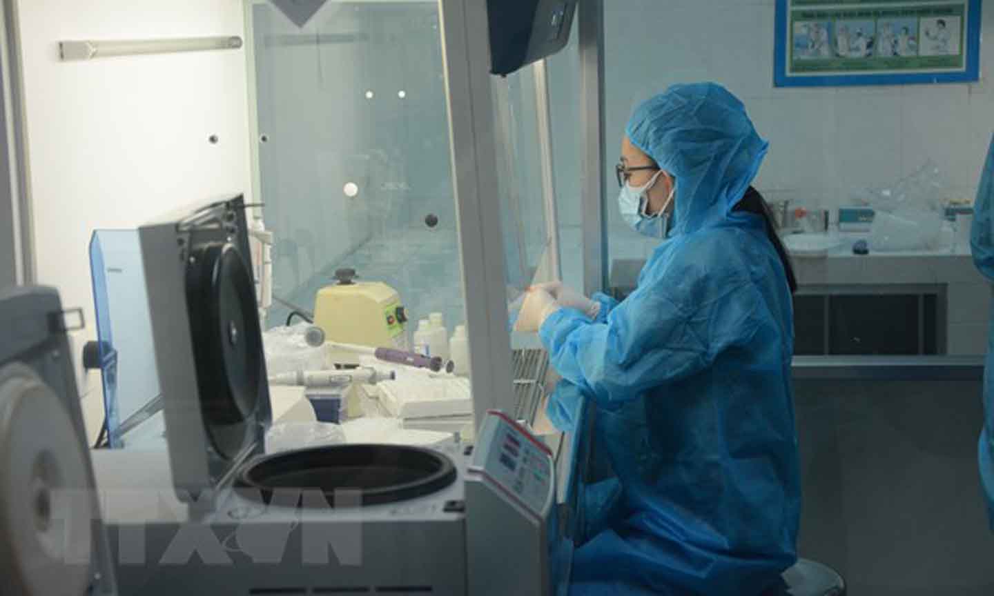 Nhân viên xét nghiệm của Trung tâm Kiểm soát bệnh tật thành phố Đà Nẵng tích cực xét nghiệm các mẫu tiếp xúc gần với bệnh nhân mắc COVID-19. (Ảnh: Văn Dũng/TTXVN)