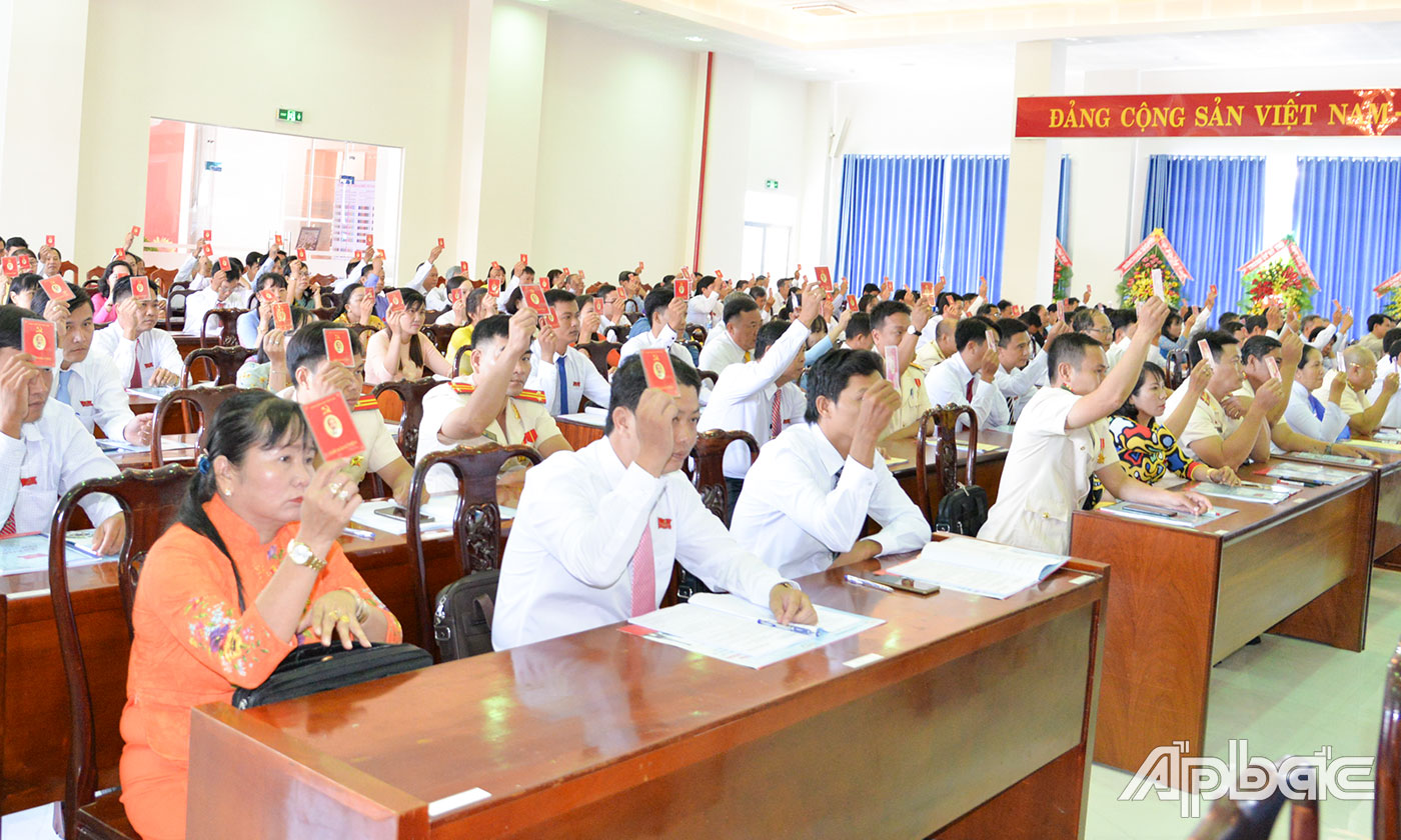 Đại hội biểu quyết các vấn đề Đại hội.