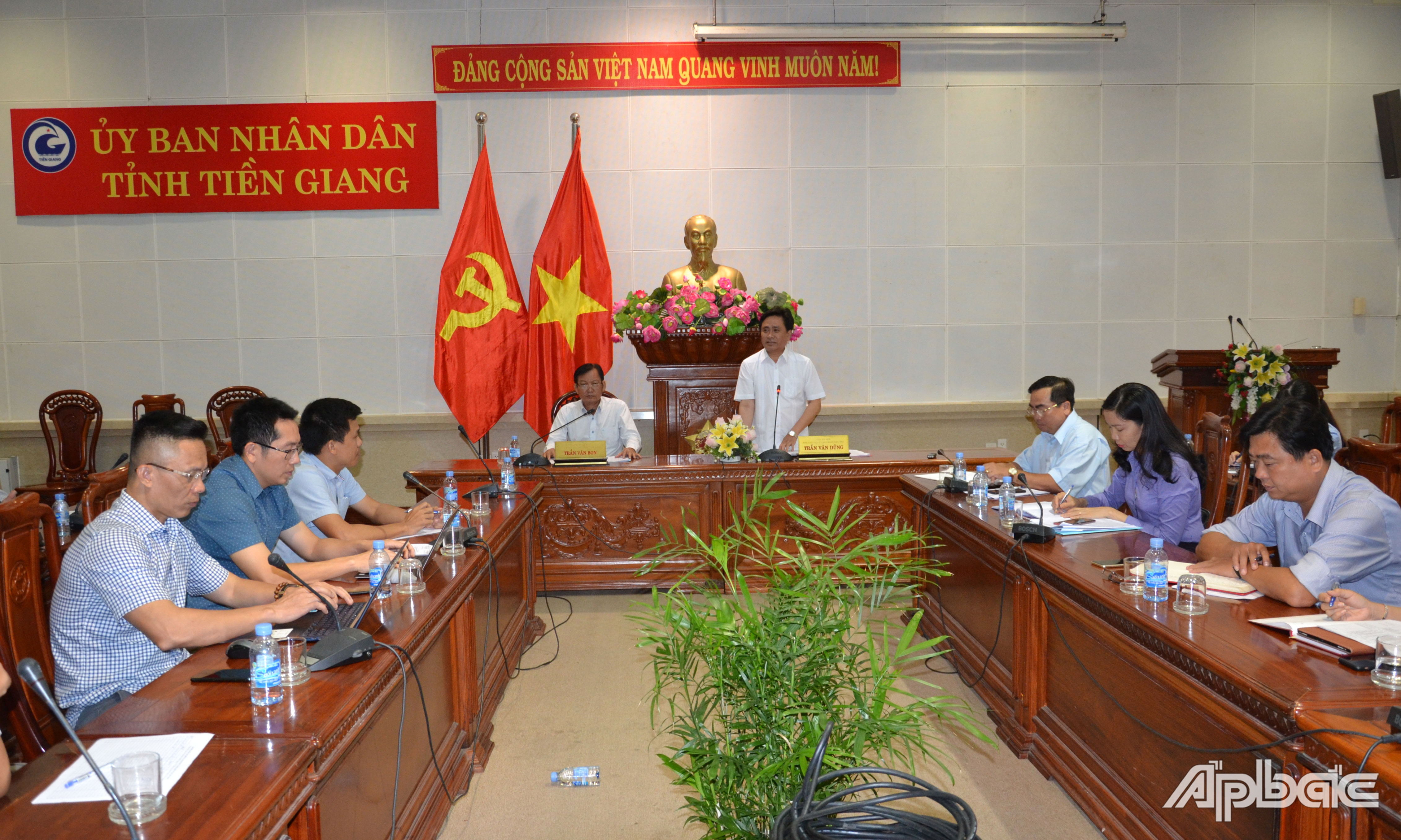 Phó Chủ tịch UBND tỉnh Trần Văn Dũng phát biểu tại buổi làm việc.