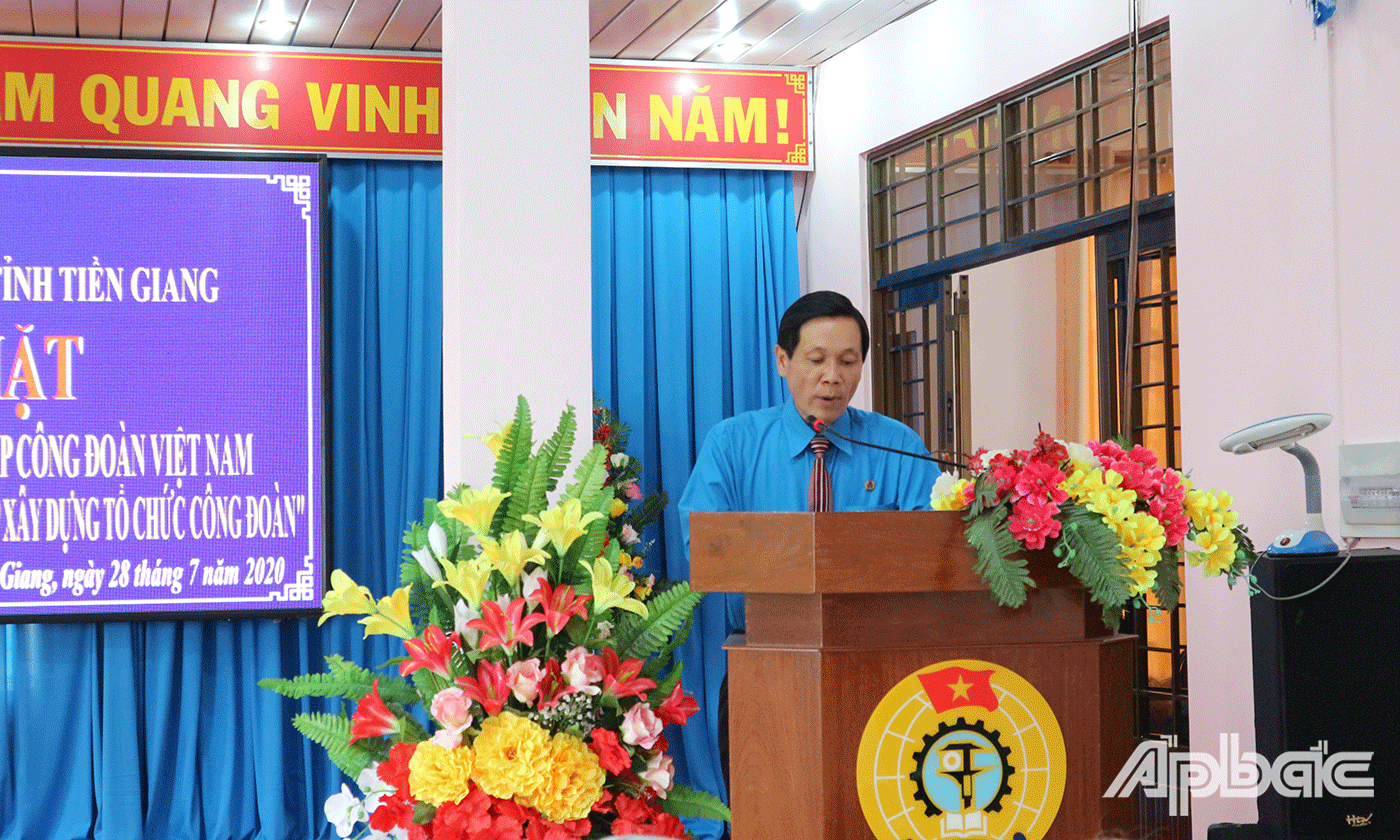 Đồng chí Lê Minh Hùng Phó Chủ tịch Thường trực LĐLĐ tỉnh Tiền Giang phát biểu ôn lại truyền thống kỷ niệm 91 năm xây dựng và phát triển của tổ chức Công đoàn Việt Nam