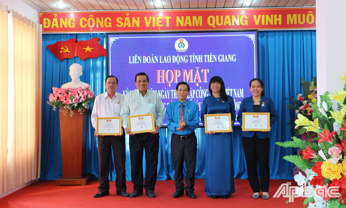 Các cá nhân nhận Kỷ niệm chương