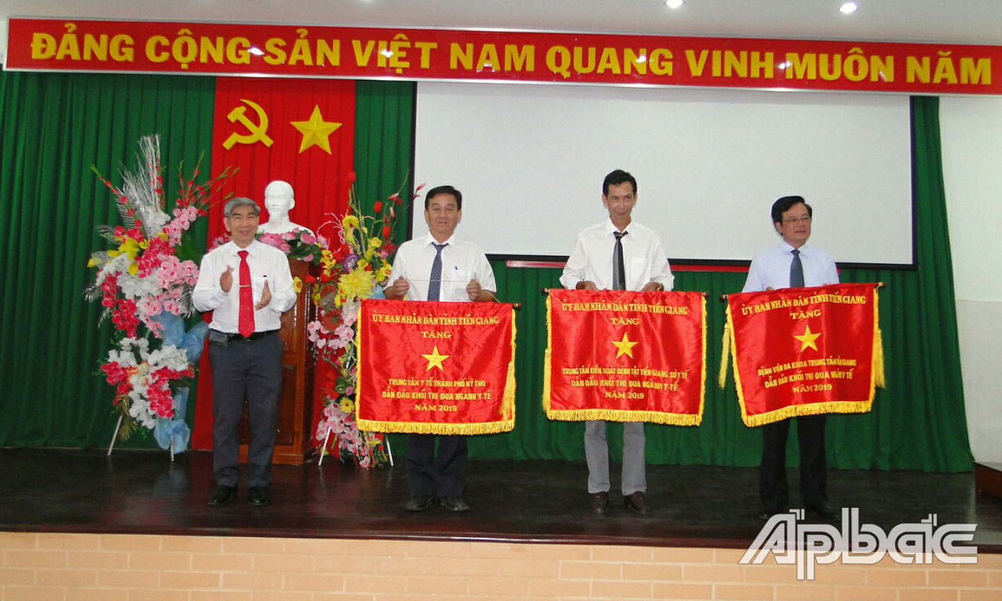 Bác sĩ CKII Trần Thanh Thảo, Giám đốc Sở Y tế tỉnh Tiền Giang trao 3 Cờ thi đua xuất sắc năm 2019 của UBND tỉnh cho 3 đơn vị.