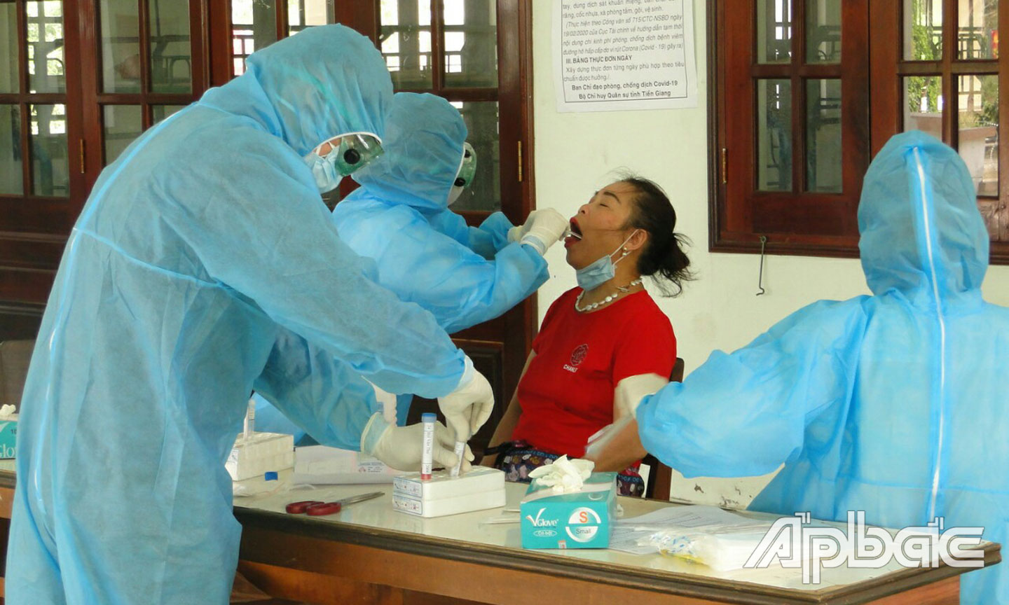 Cán bộ y tế không ngại khó, không ngại khổ, tận tâm phục vụ nhân dân (trong ảnh: Y, bác sĩ lấy mẫu xét nghiệm SARS-CoV-2 cho người được cách ly).
