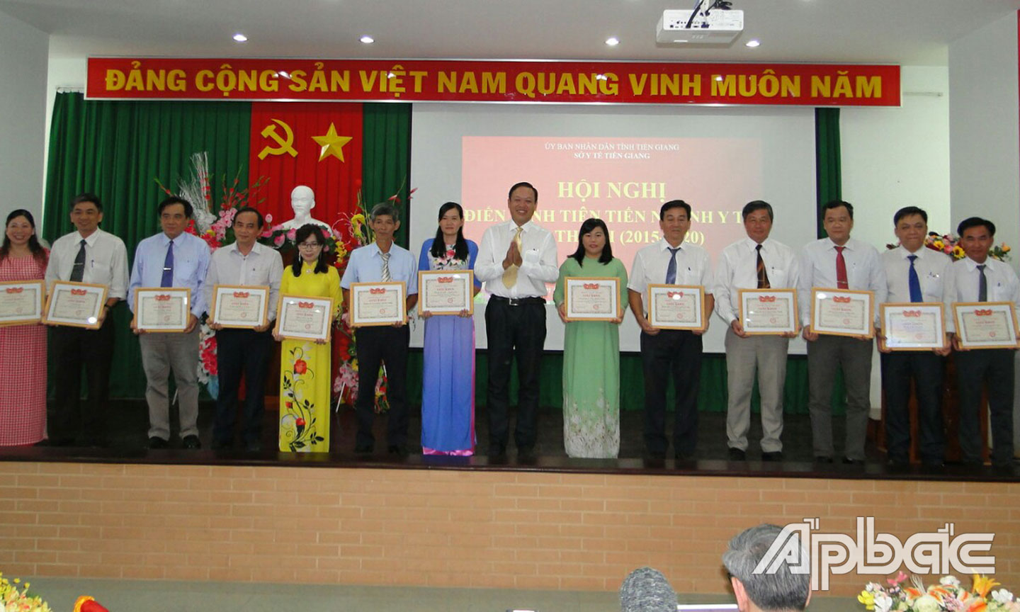 Lãnh đạo Sở Y tế tỉnh Tiền Giang trao Giấy khen cho các tập thể.