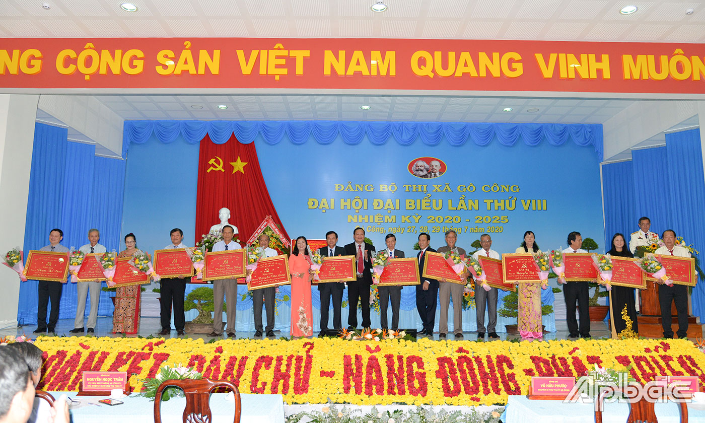 Tặng hoa và quà cho cấp ủy viên khóa VII không tái cử.