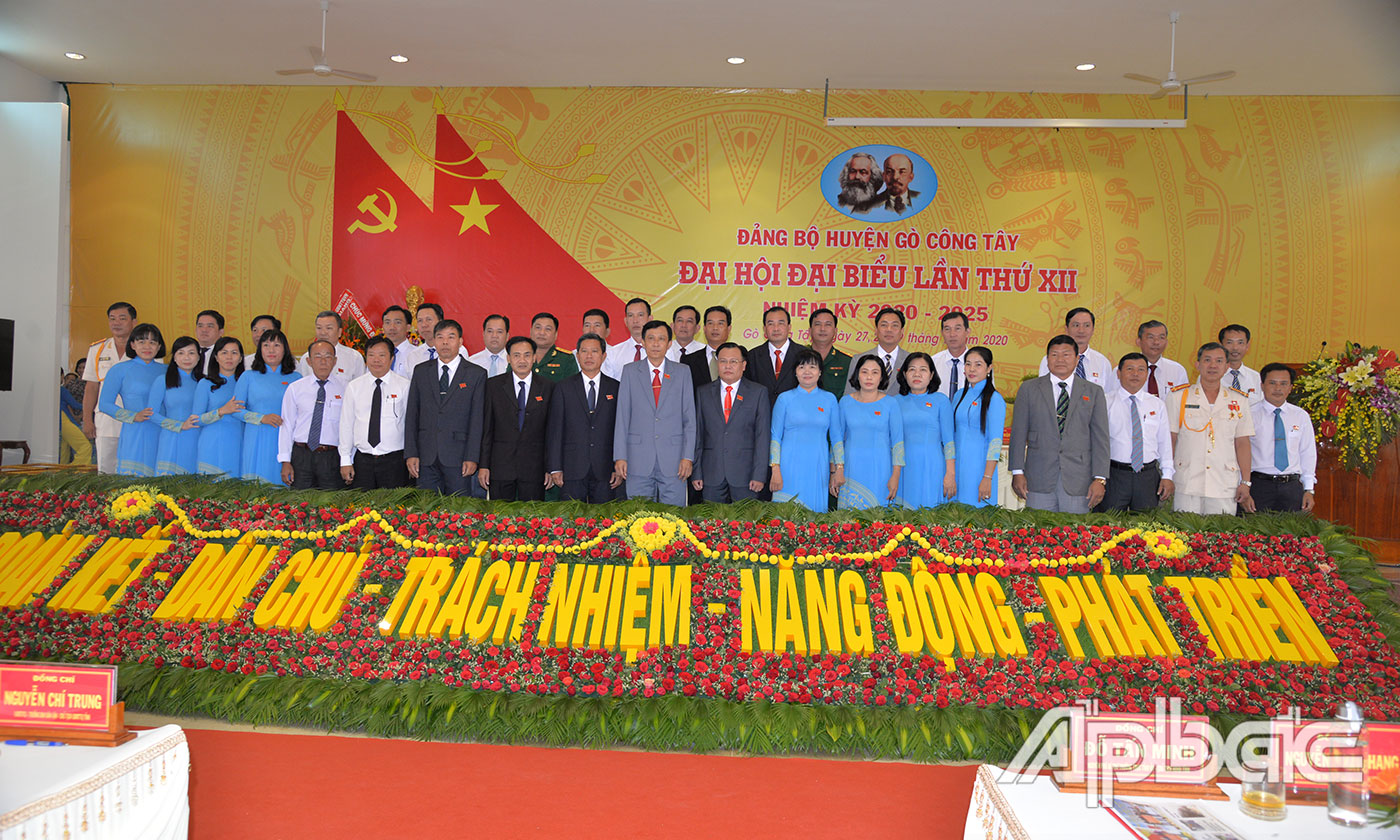 Ban Chấp hành Đảng bộ huyện khoá mới ra mắt Đại hội