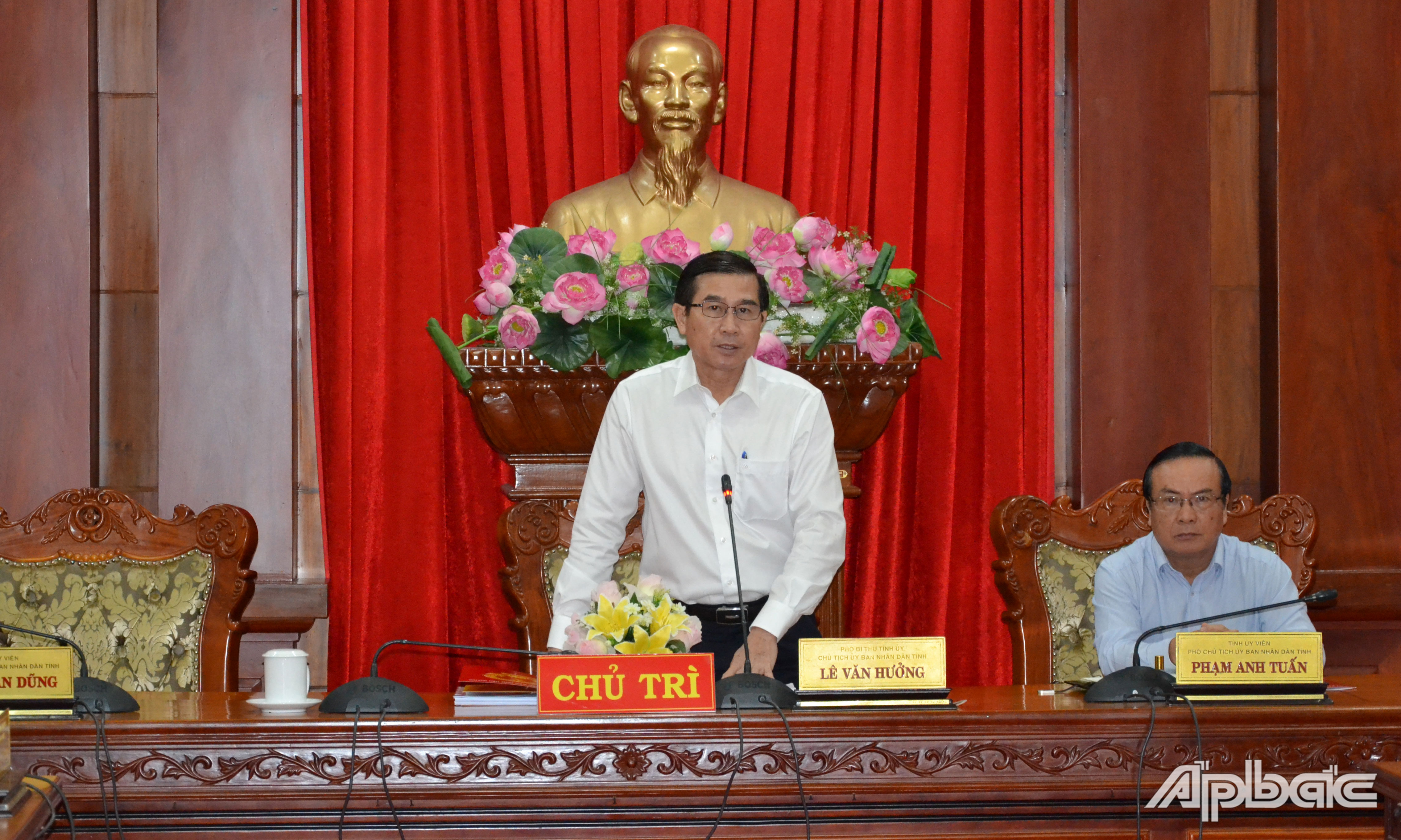 Chủ tịch UBND tỉnh Lê Văn Hưởng phát biểu tại phiên họp.