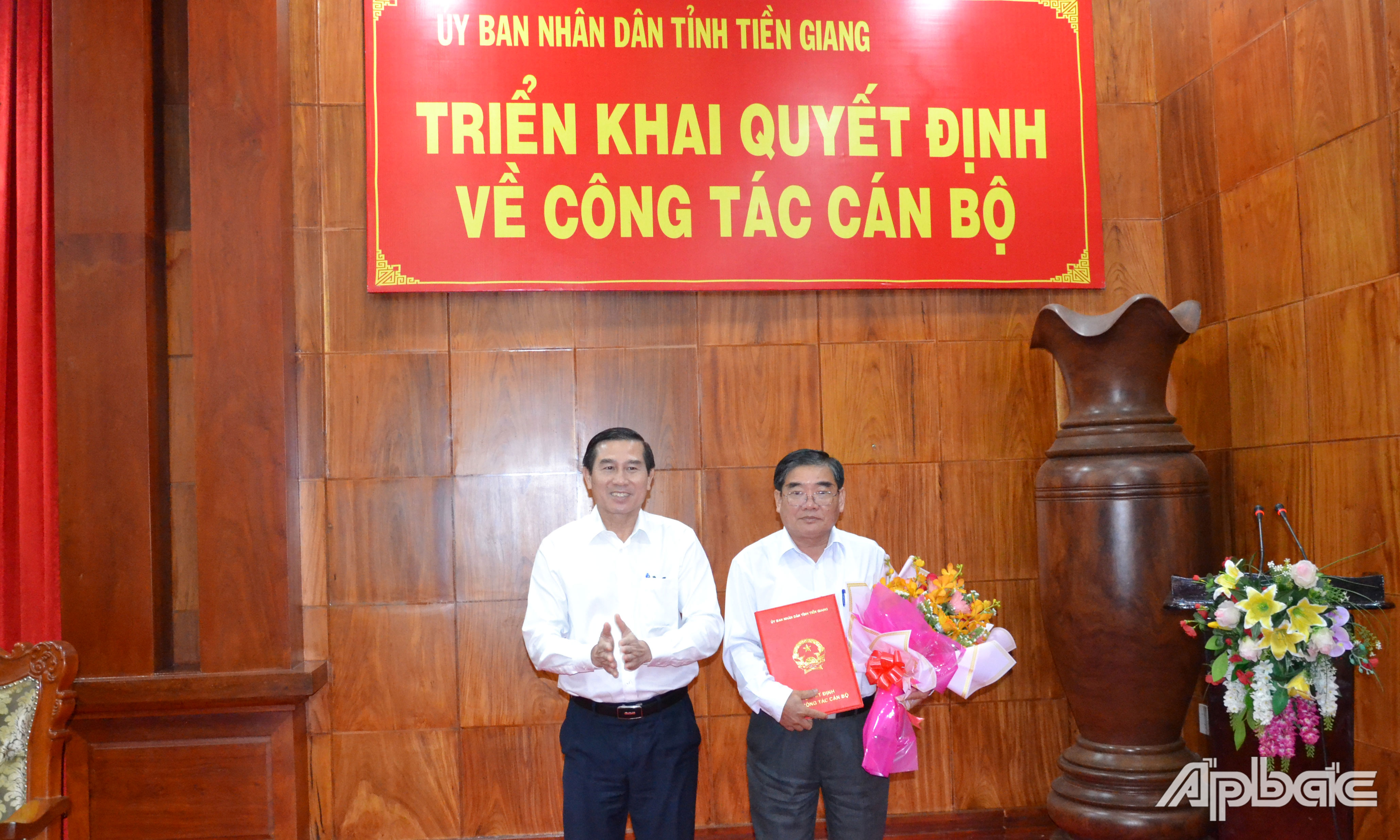 Chủ tịch UBND tỉnh Lê Văn Hưởng trao quyết định nghỉ hưu cho đồng chí Nguyễn Hồng Oanh.