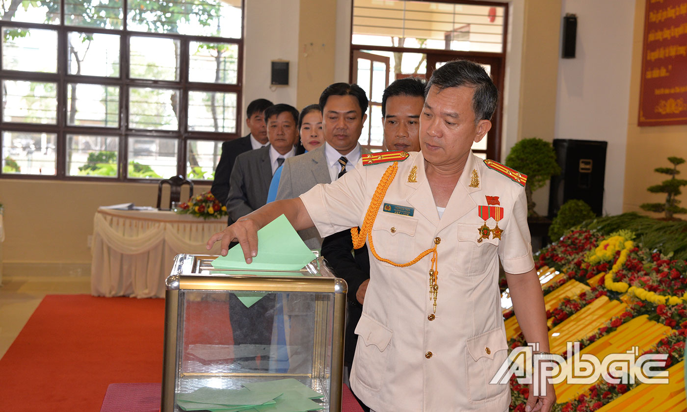 Đại hội tiến hành bỏ phiếu bầu Ban Chấp hành Đảng bộ huyện Gò Công Tây nhiệm kỳ 2020 – 2025