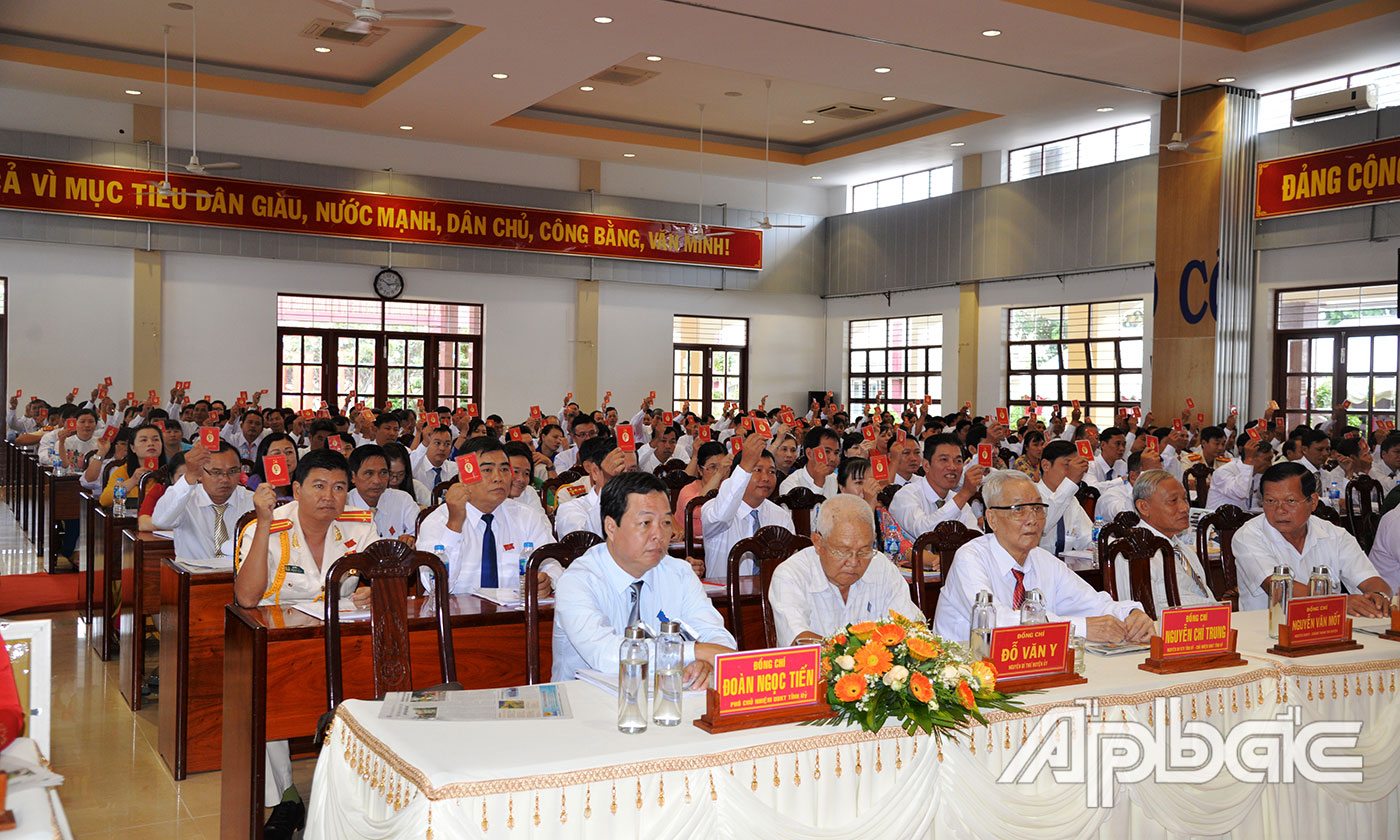 Biểu quyết thông qua Nghị quyết 