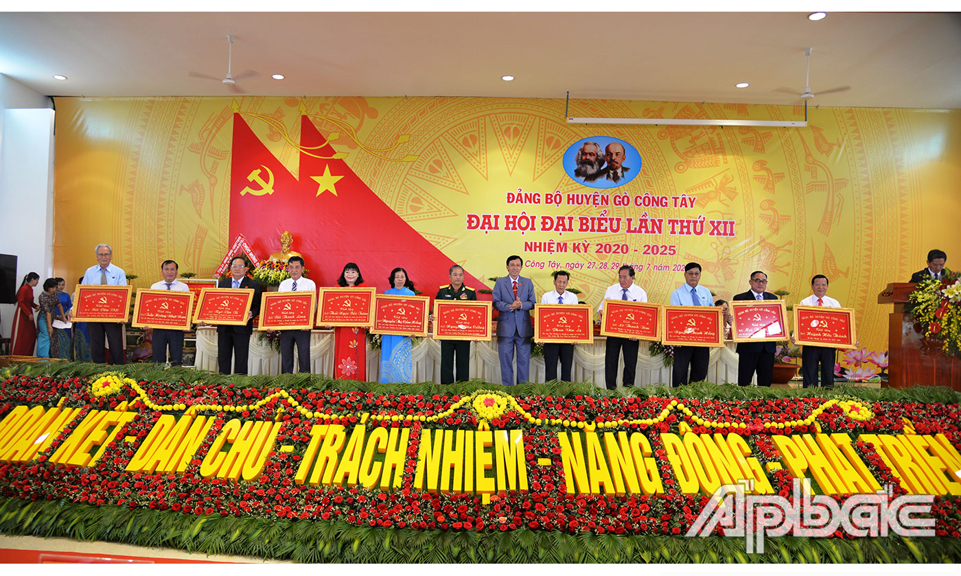 đã trao tặng quà lưu niệm cho các đồng chí trong Ban Chấp hành Đảng bộ huyện nhiệm kỳ 2015-2020 không tiếp tục tham gia cấp uỷ nhiệm kỳ 2020-2025.