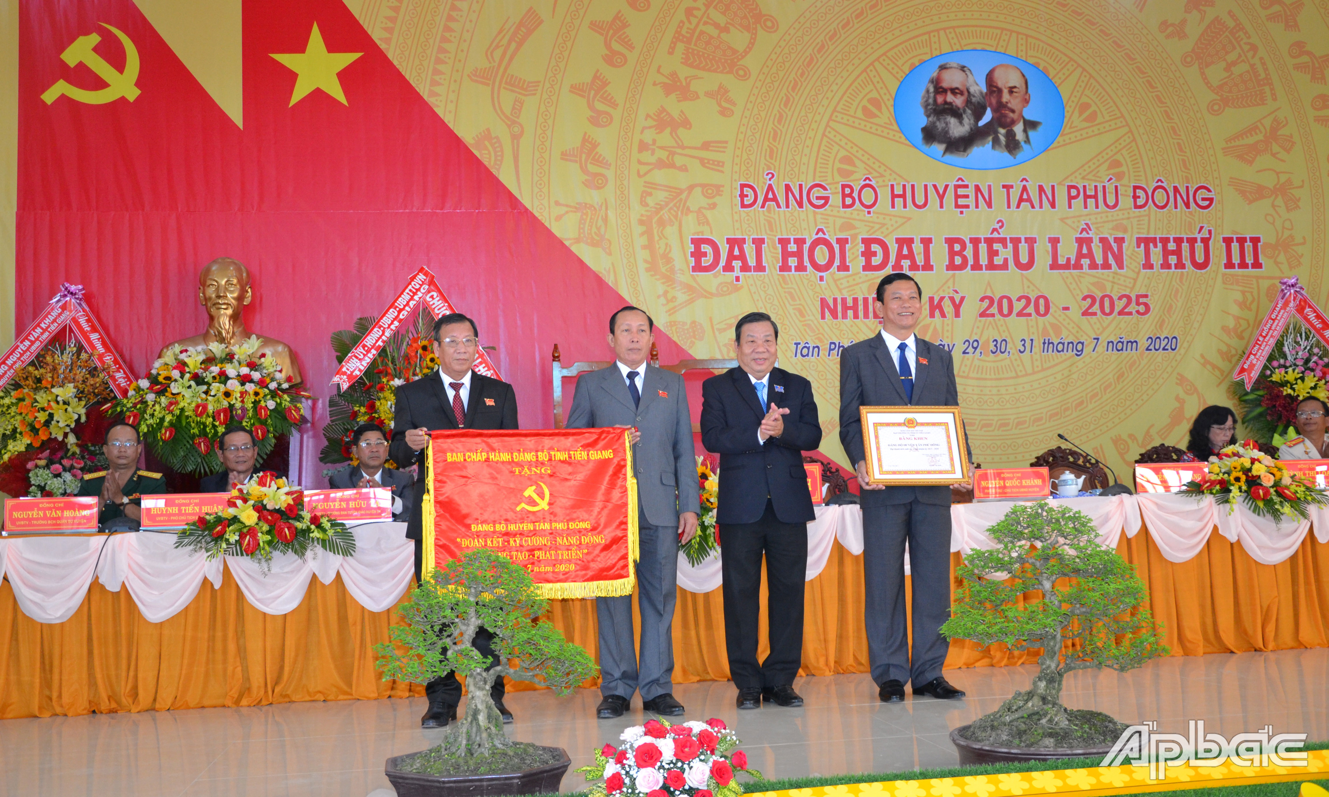 Đồng chí Nguyễn Ngọc Trầm trao Bức trướng của Ban Chấp hành Đảng bộ tỉnh Tiền Giang và Bằng khen của Ban Thường vụ Tỉnh ủy cho Đảng bộ huyện Tân Phú Đông.