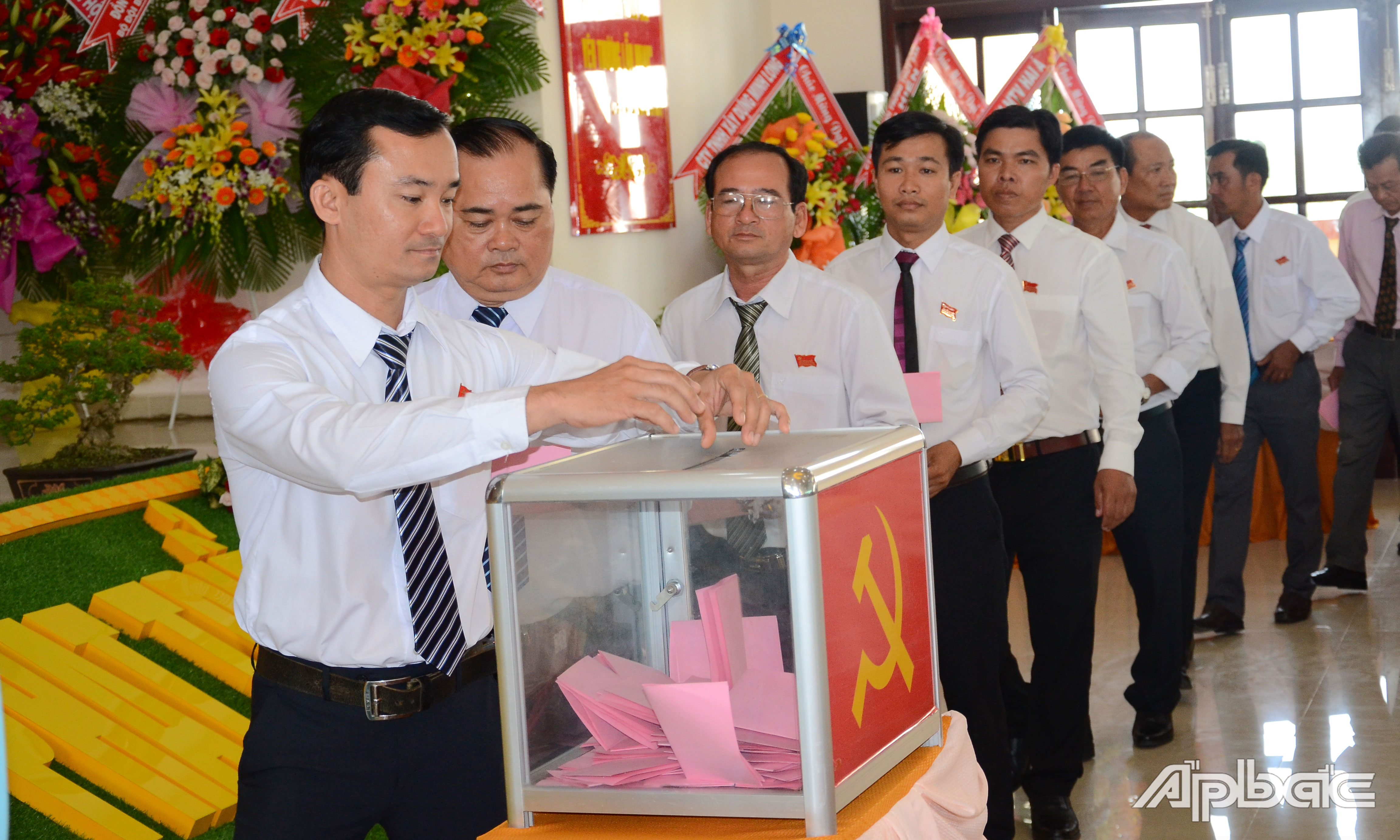 Đại biểu bầu Ban Chấp hành Đảng bộ huyện Tân Phú Đông nhiệm kỳ 2020 - 2025.