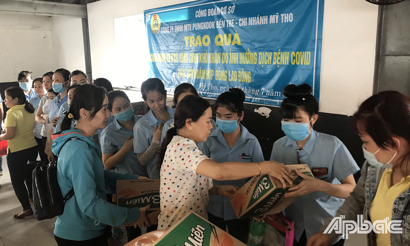 Trao quà cho công nhân lao động khó khăn do bị tạm hoãn hợp đồng