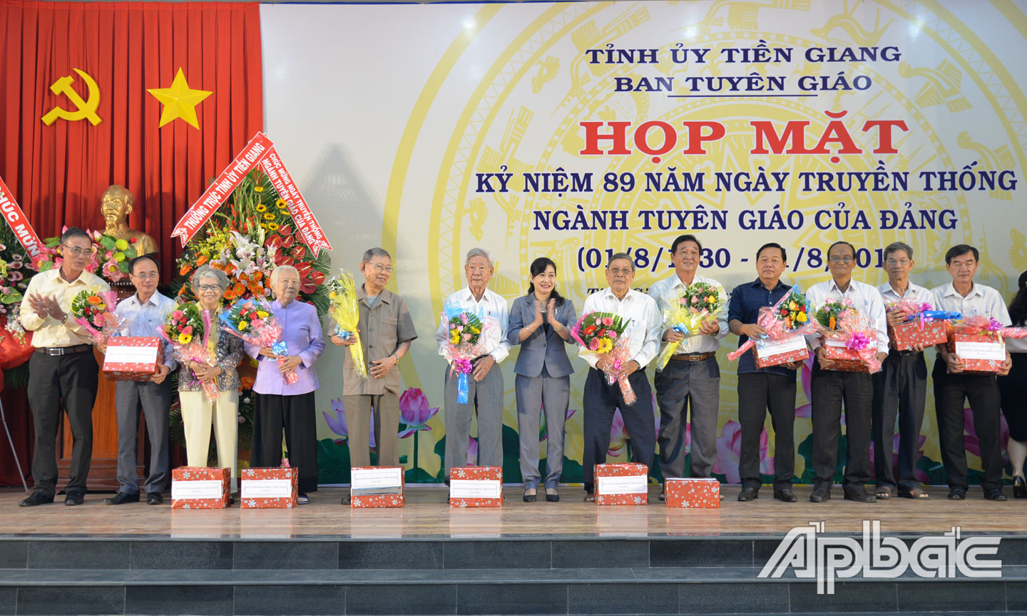 Đồng chí Châu Thị Mỹ Phương, Ủy viên dự khuyết BCH Trung ương Đảng, Ủy viên Ban Thường vụ, Trưởng Ban Tuyên giáo Tỉnh ủy và đồng chí Nguyễn Thanh Hiền, Tỉnh ủy viên, Phó Trưởng Ban Thường trực Tuyên giáo Tỉnh ủy trao hoa và quà cho các đồng chí nguyên lãnh đạo ngành Tuyên giáo của tỉnh.