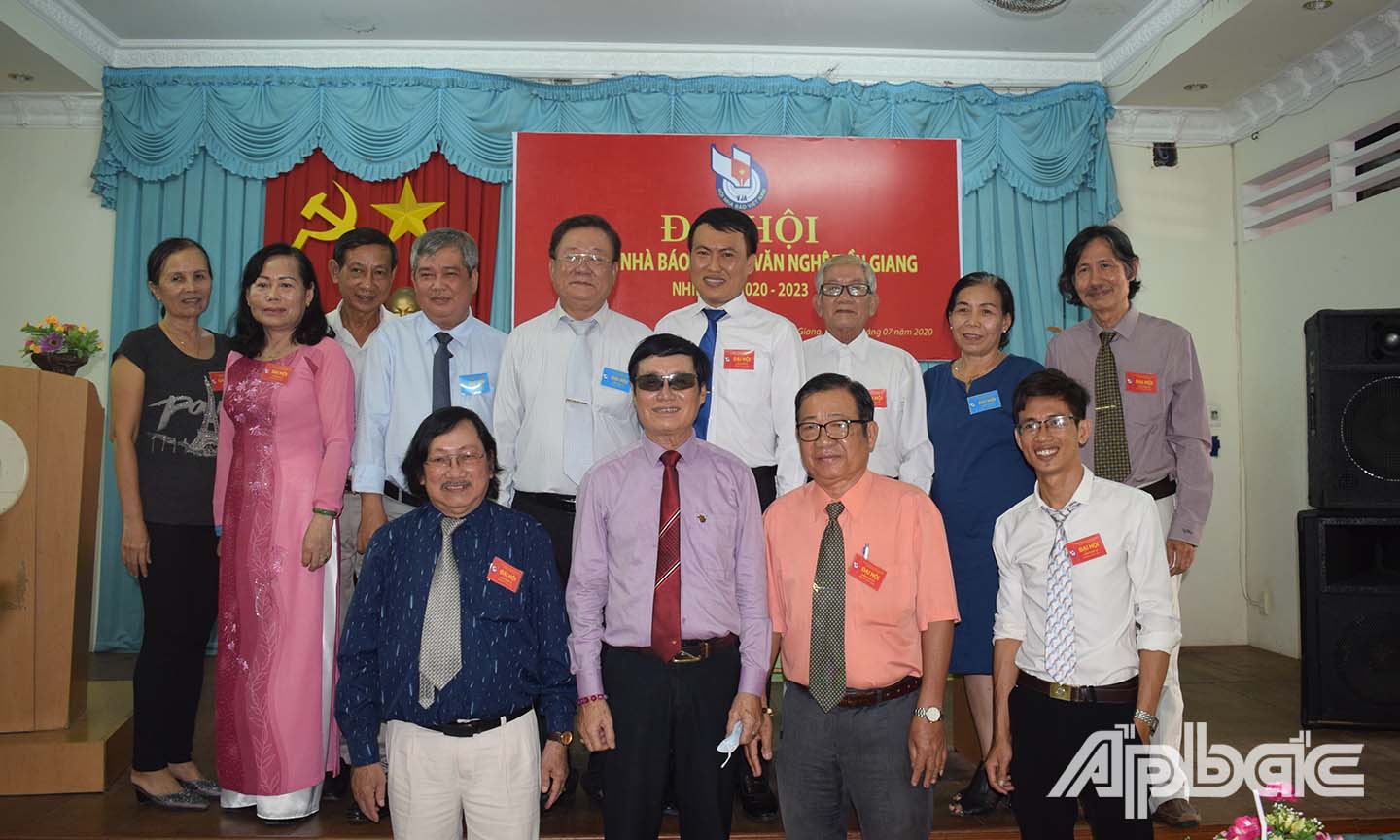 Các đại biểu chụp ảnh lưu niệm tại đại hội.