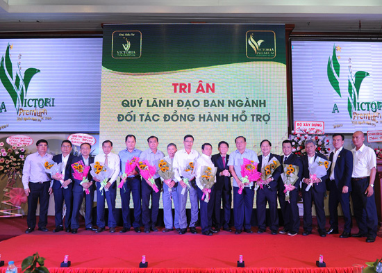 Đại diện Chủ đầu tư mới Công ty TNHH Quản lý BĐS Victoria trao hoa tri ân các lãnh đạo ban ngành tại tỉnh Tiền Giang và các đối tác hỗ trợ triển khai dự án Victoria.