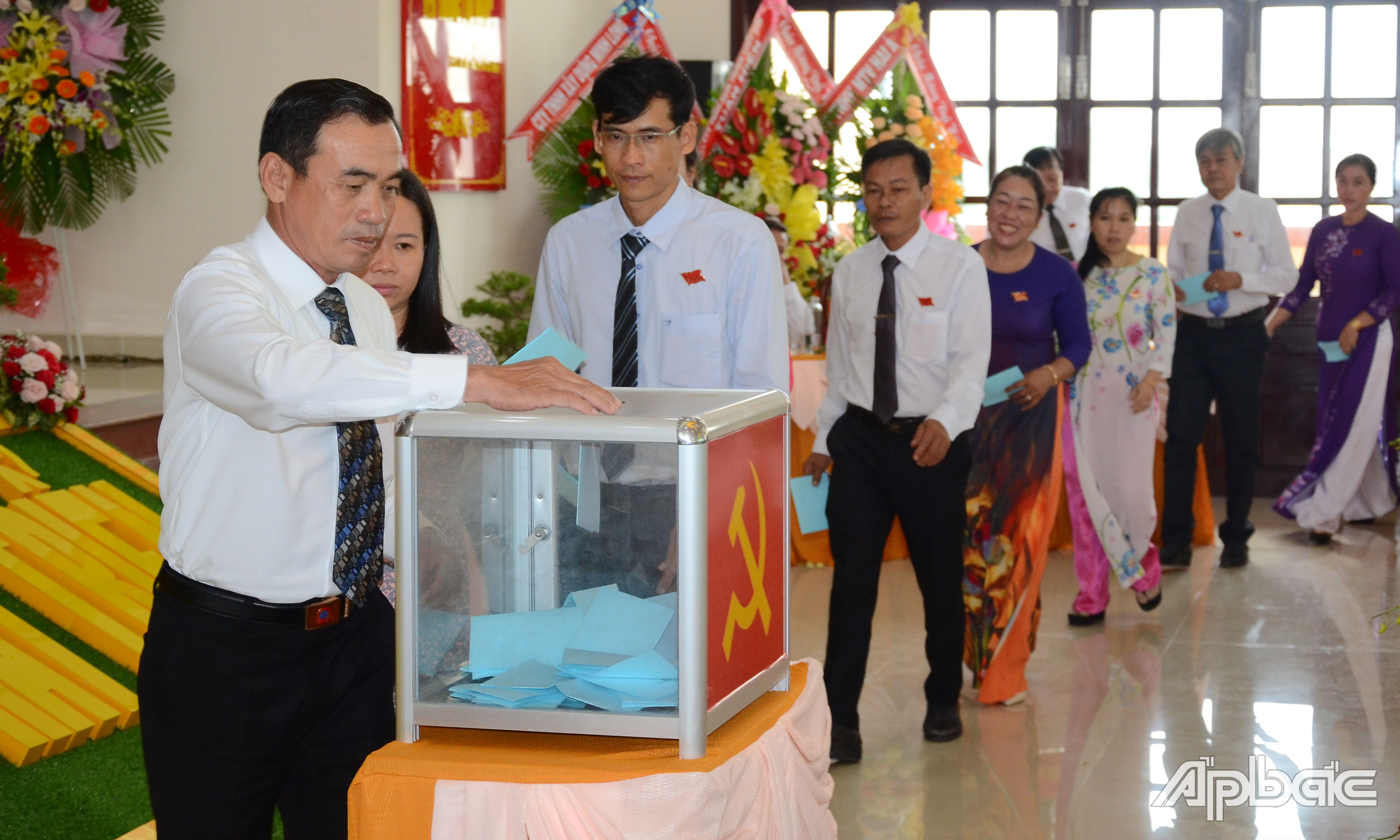 Đại biểu bầu đại biểu chính thức dự Đại hội Đại biểu đảng bộ tỉnh Tiền Giang lần thứ XI, nhiệm kỳ 2020 - 2025.