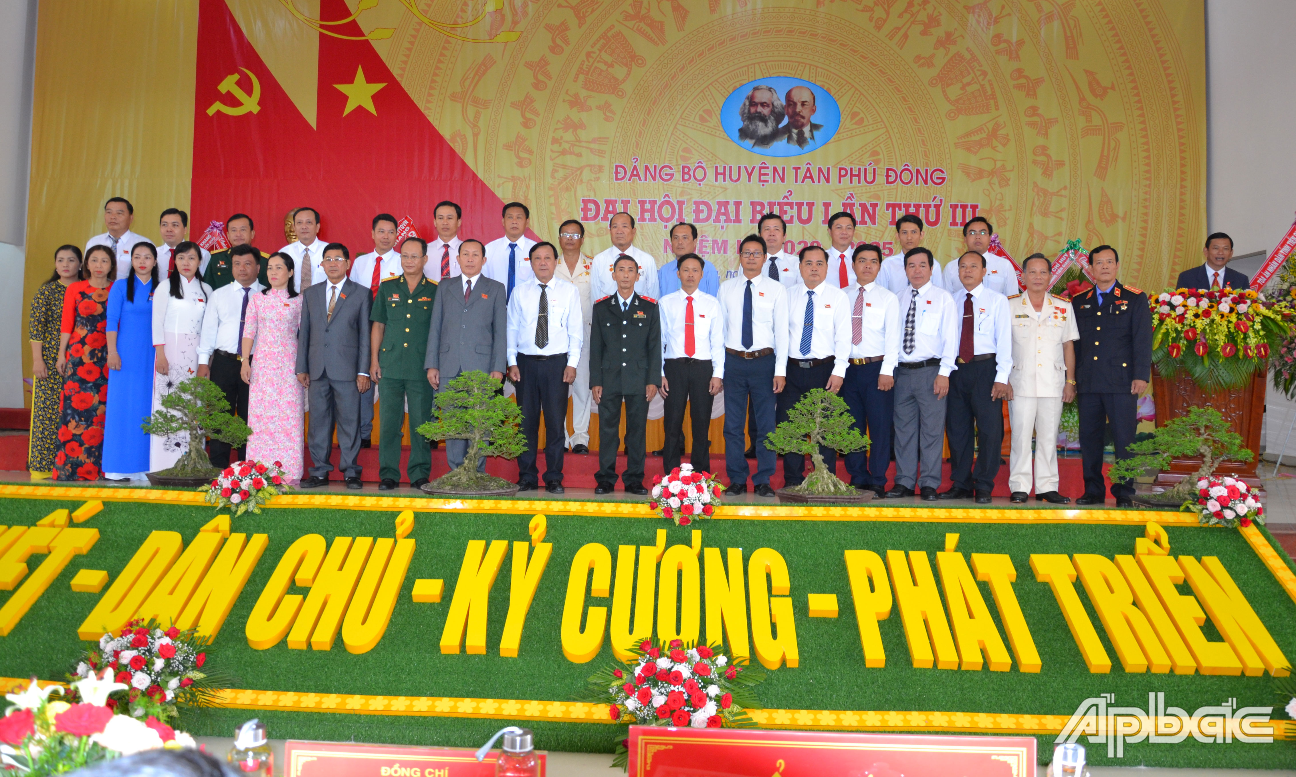 Ban Chấp hành Đảng bộ huyện Tân Phú Đông nhiệm kỳ 2020 - 2025 ra mắt Đại hội. 