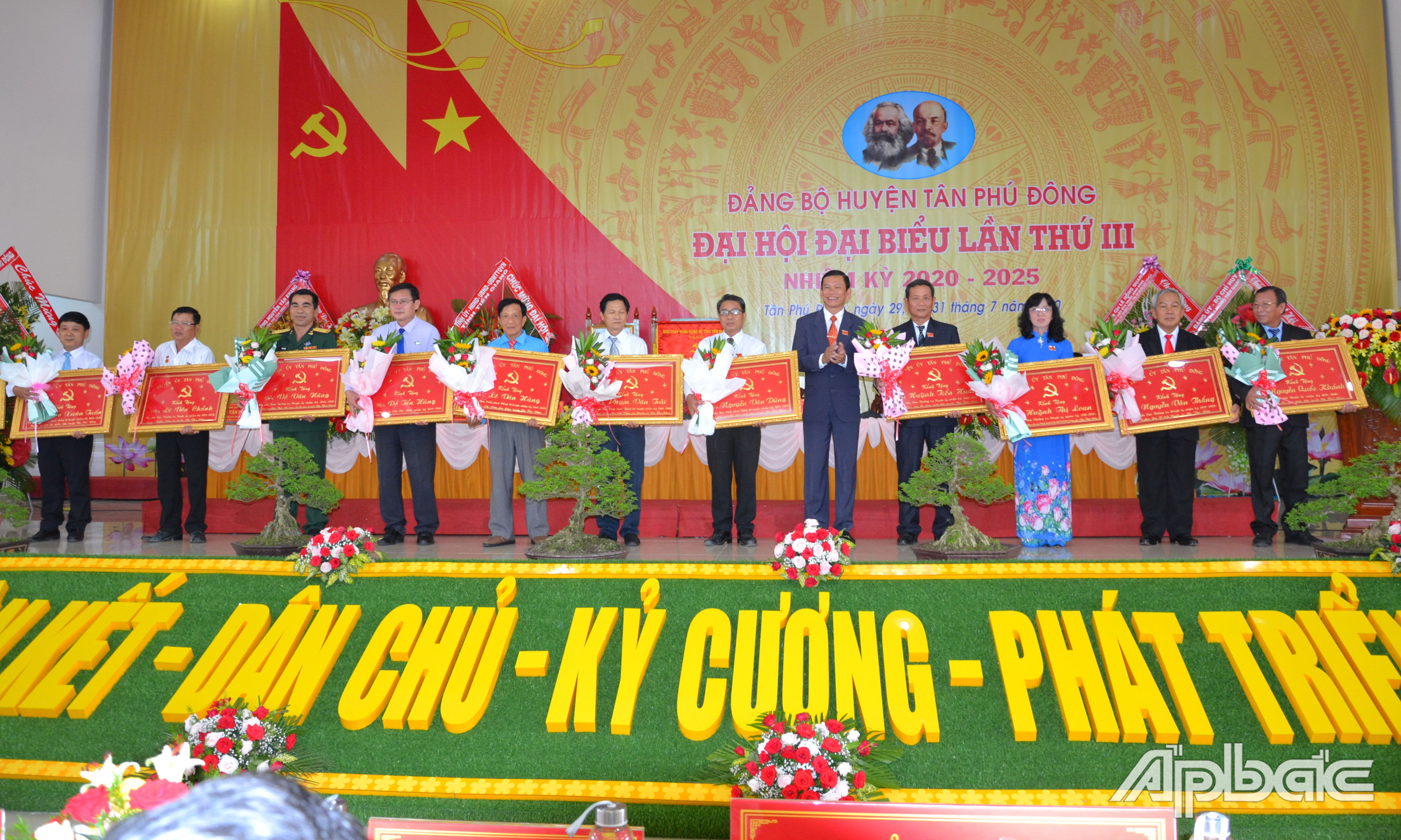 Tặng hoa cho các đại biểu không tái cử.