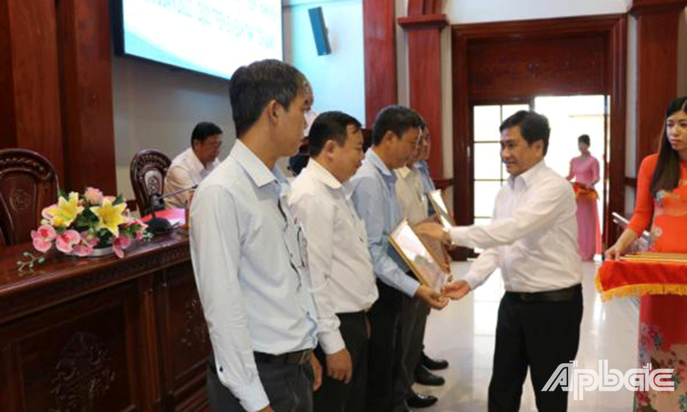 UBND tỉnh Tiền Giang đã khen thưởng cho 5 tập thể và 4 cá nhân đạt thành tích trong việc thực hiện chiến lược phát triển thanh niên giai đoạn 2011-2020.