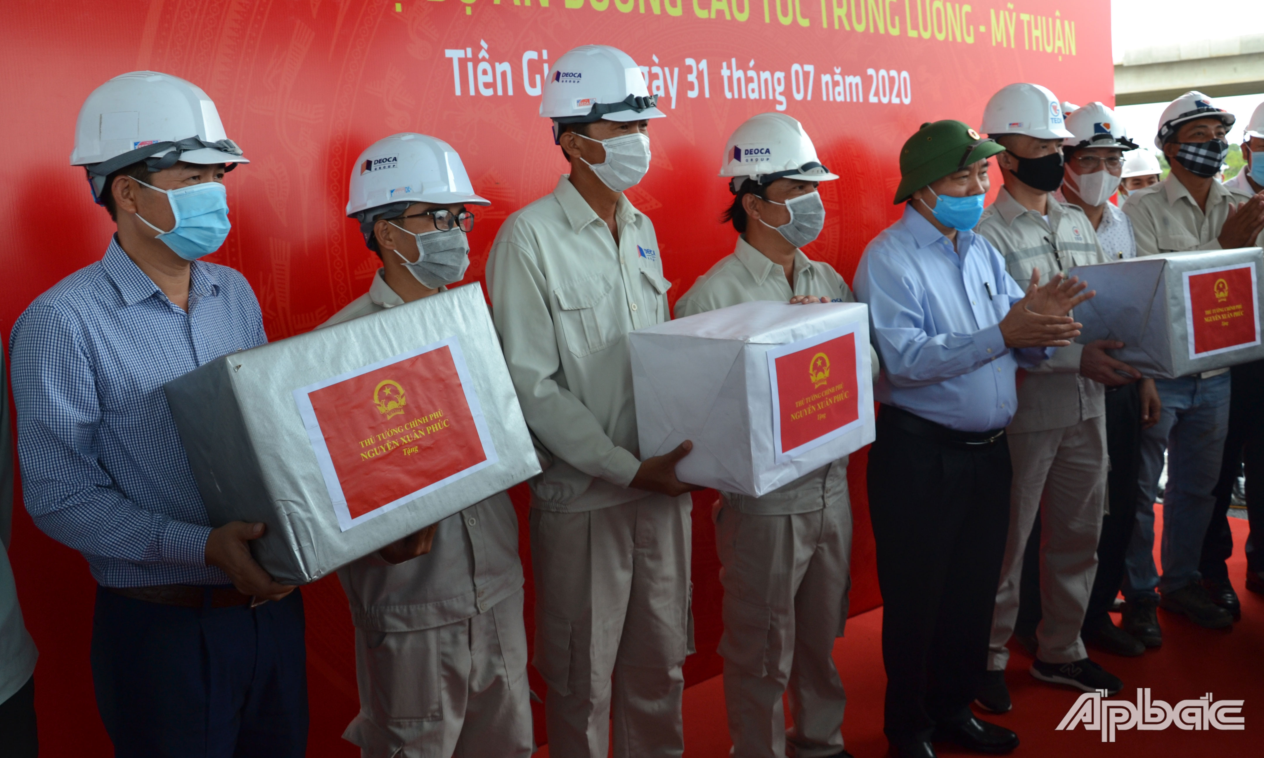 Thủ tướng Nguyễn Xuân Phúc tặng quà cho công nhân, lao động tại gói thầu XL04.