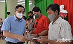 Trao 627 thẻ BHYT cho người dân huyện Cái Bè và TP. Mỹ Tho