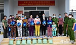 Công an Tiền Giang: Tặng quà hội viên phụ nữ có hoàn cảnh khó khăn