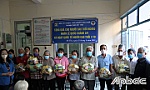 Tặng quà cho người cao tuổi nghèo