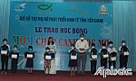 Trao 500 suất học bổng cho học sinh vượt khó