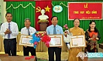 Trao Huy hiệu Đảng cho các đảng viên