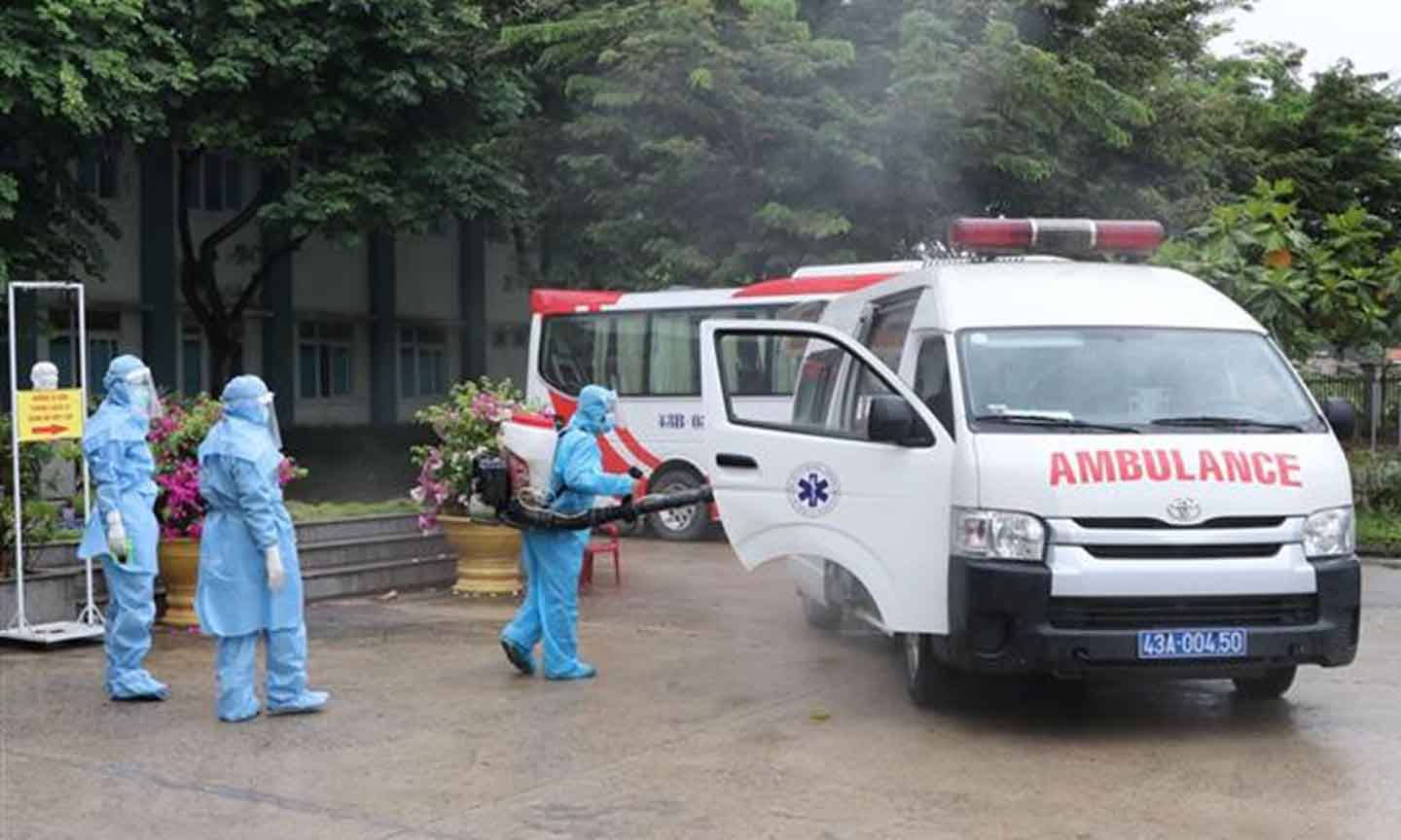 Công tác khử khuẩn được thực hiện nghiêm ngặt đối với tất cả các phương tiện đi ra và đi vào khu vực. (Ảnh: Quốc Dũng/TTXVN)