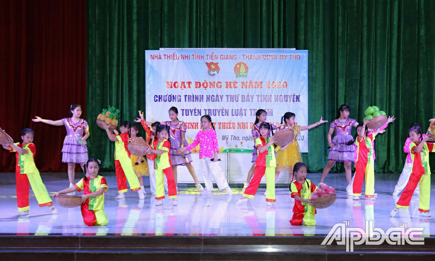 Giao lưu văn nghệ. 