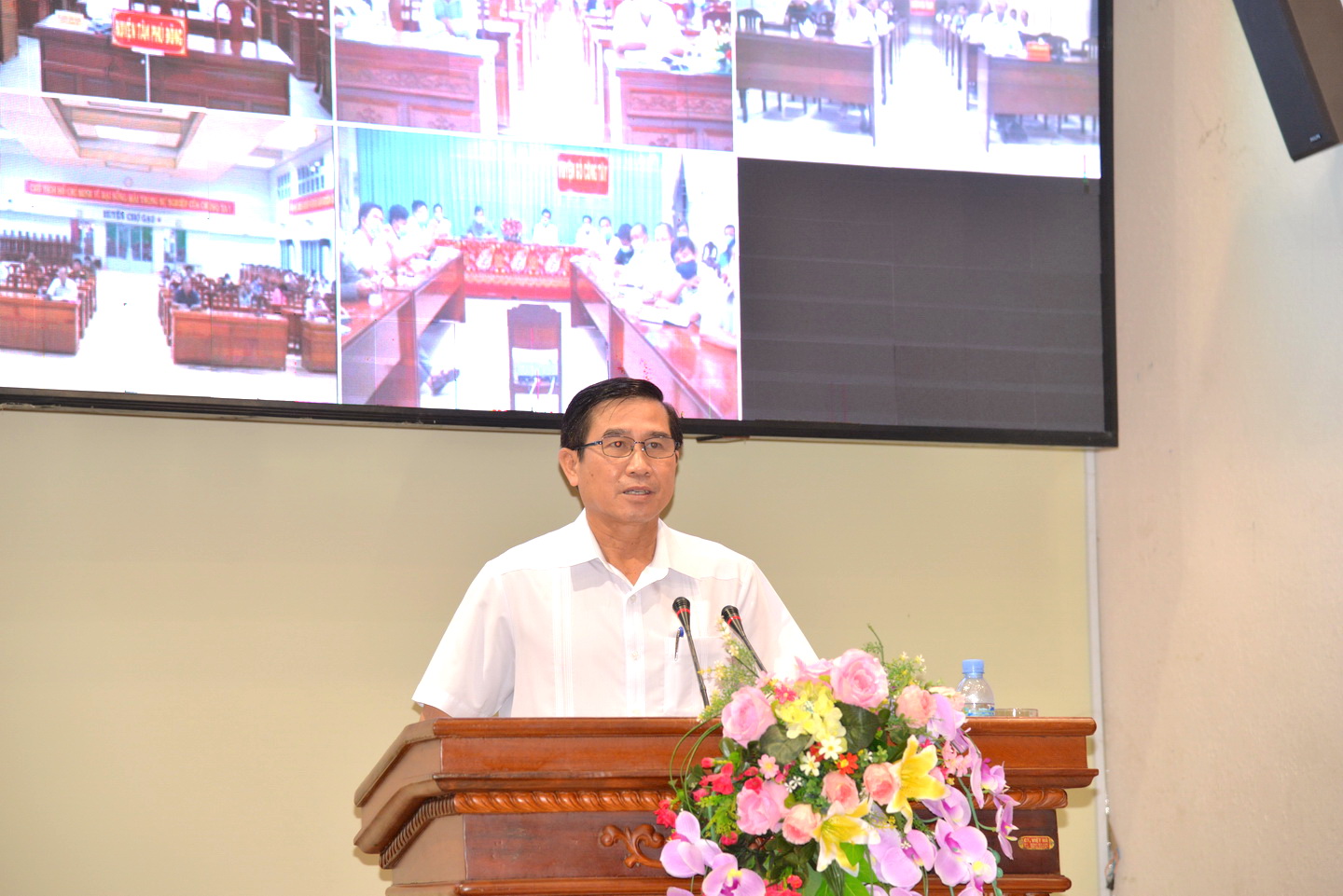 Chủ tịch UBND tỉnh chỉ đạo các địa phương giám sát chặt người về từ vùng dịch